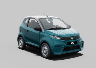 Louer une Voiture sans permis AIXAM City Pack Bleu Colvert stationnée, modèle compact urbain à deux places.