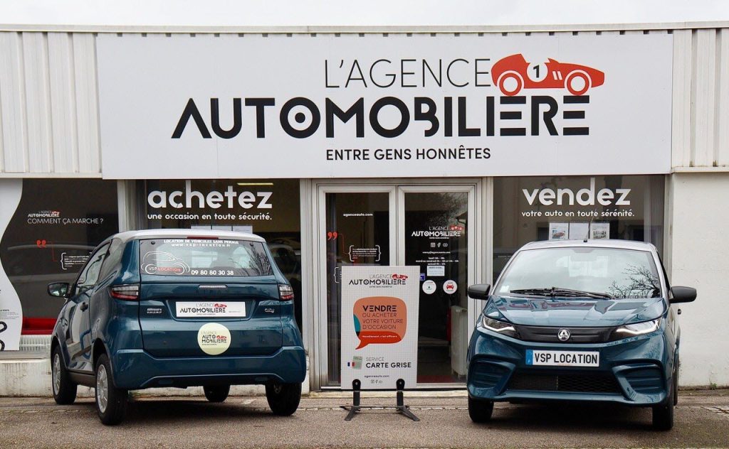 Agence Automobilière avec voitures sans permis VSP Location devant l’agence